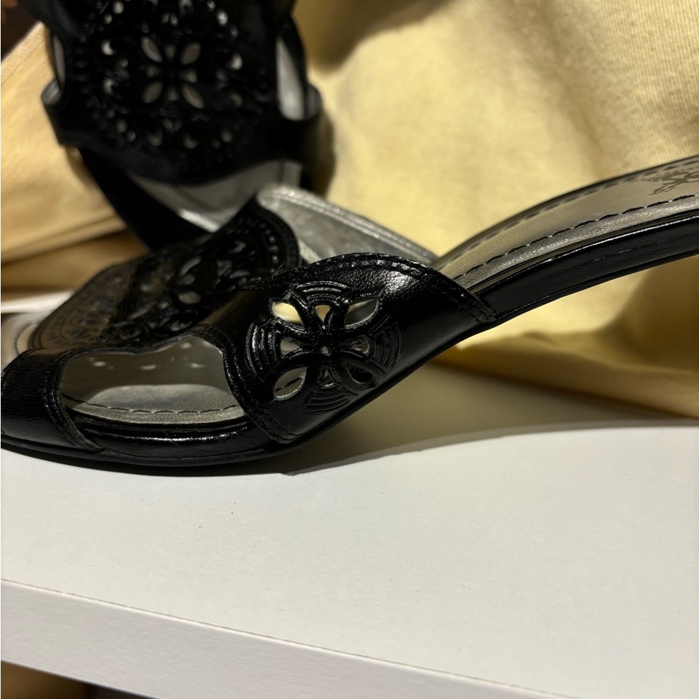 Carlos Santana Slingback Leather Sandal
Sexy style 
Real leather 
Wood 3” heel - Picture 4 of 9